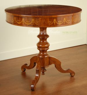 Tavolino in legno di noce con piano intarsiato diametro 80 cm
